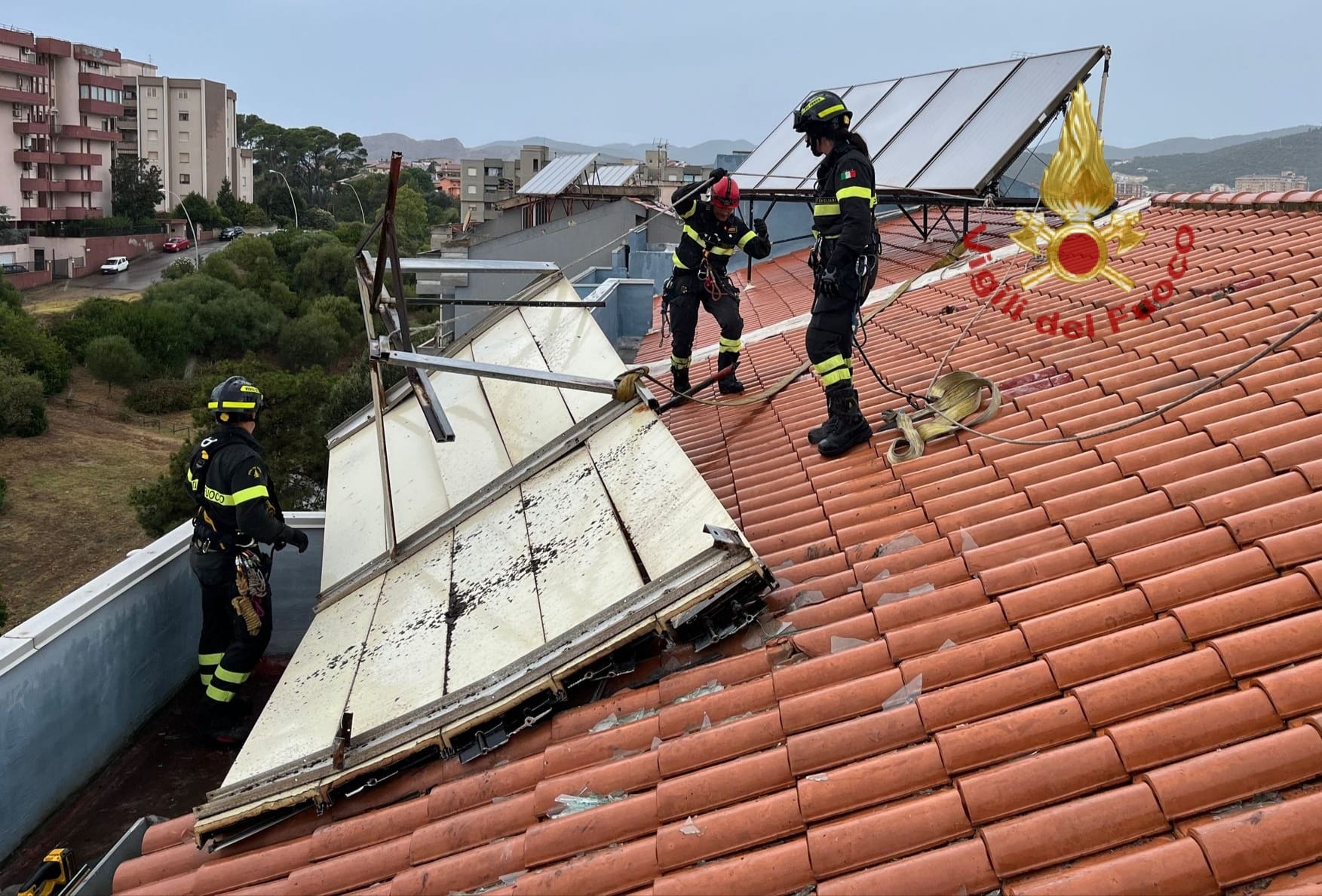 Paura a Iglesias, raffiche di vento fortissime e pannelli fotovoltaici pericolanti