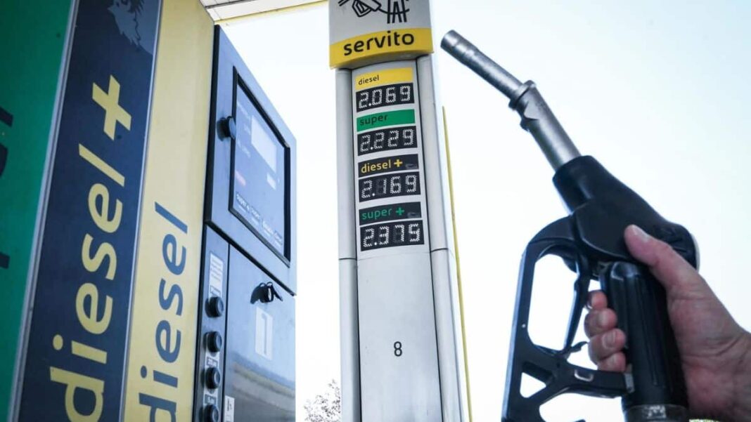 Caro benzina, obbligo del prezzo medio anche in Sardegna: nuovi cartelloni nei distributori