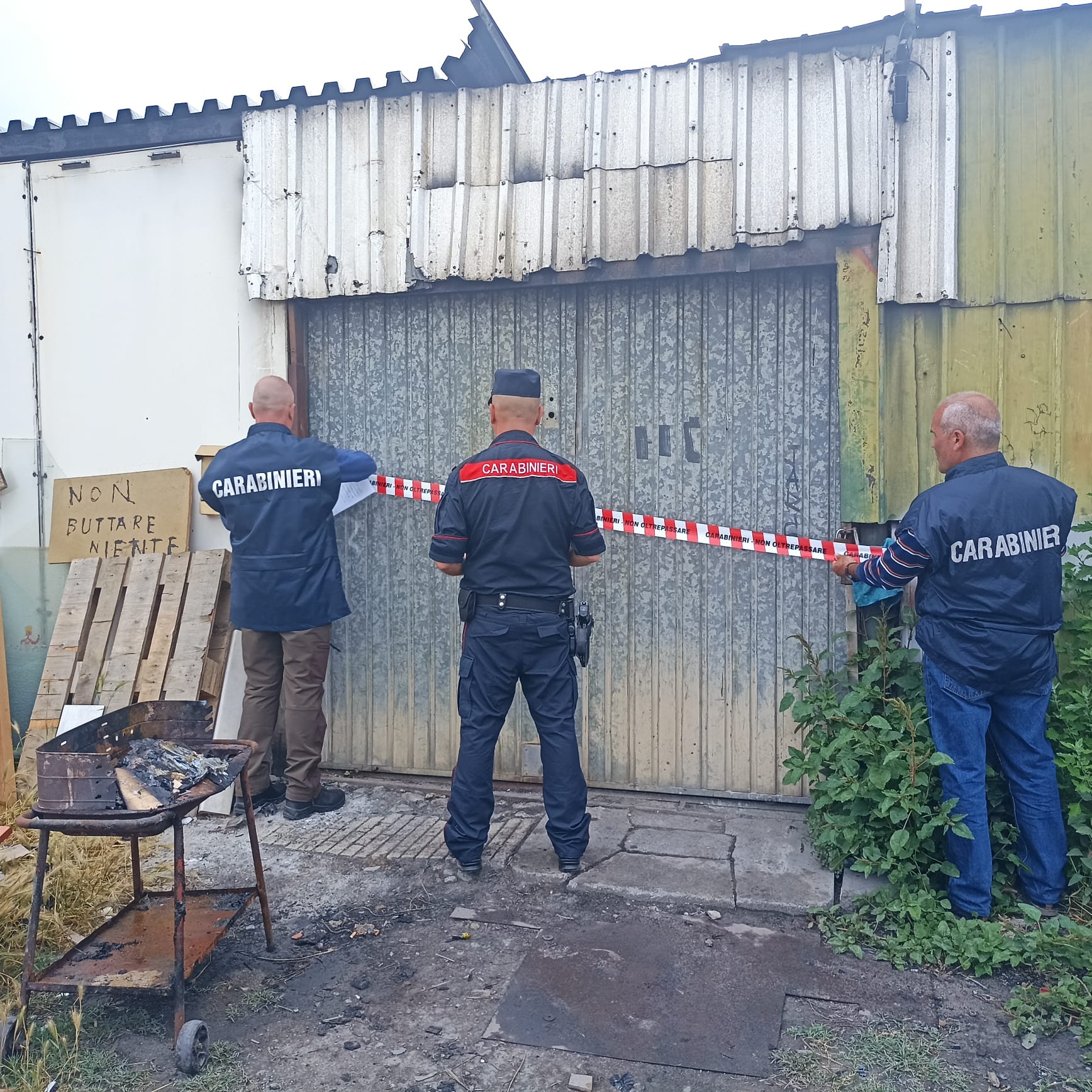 Rifiuti, roghi e veicoli abbandonati: sequestri e denunce in via San Paolo