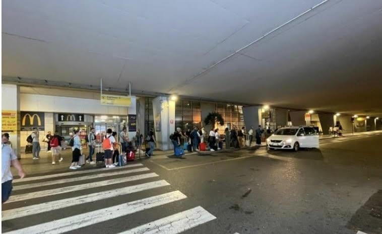 Turisti spennati e appiedati: impossibile trovare un taxi di notte all’aeroporto di Cagliari