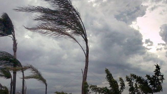 Il caldo ha le ore contate, scatta l’avviso di condizioni meteo avverse per vento e mareggiate