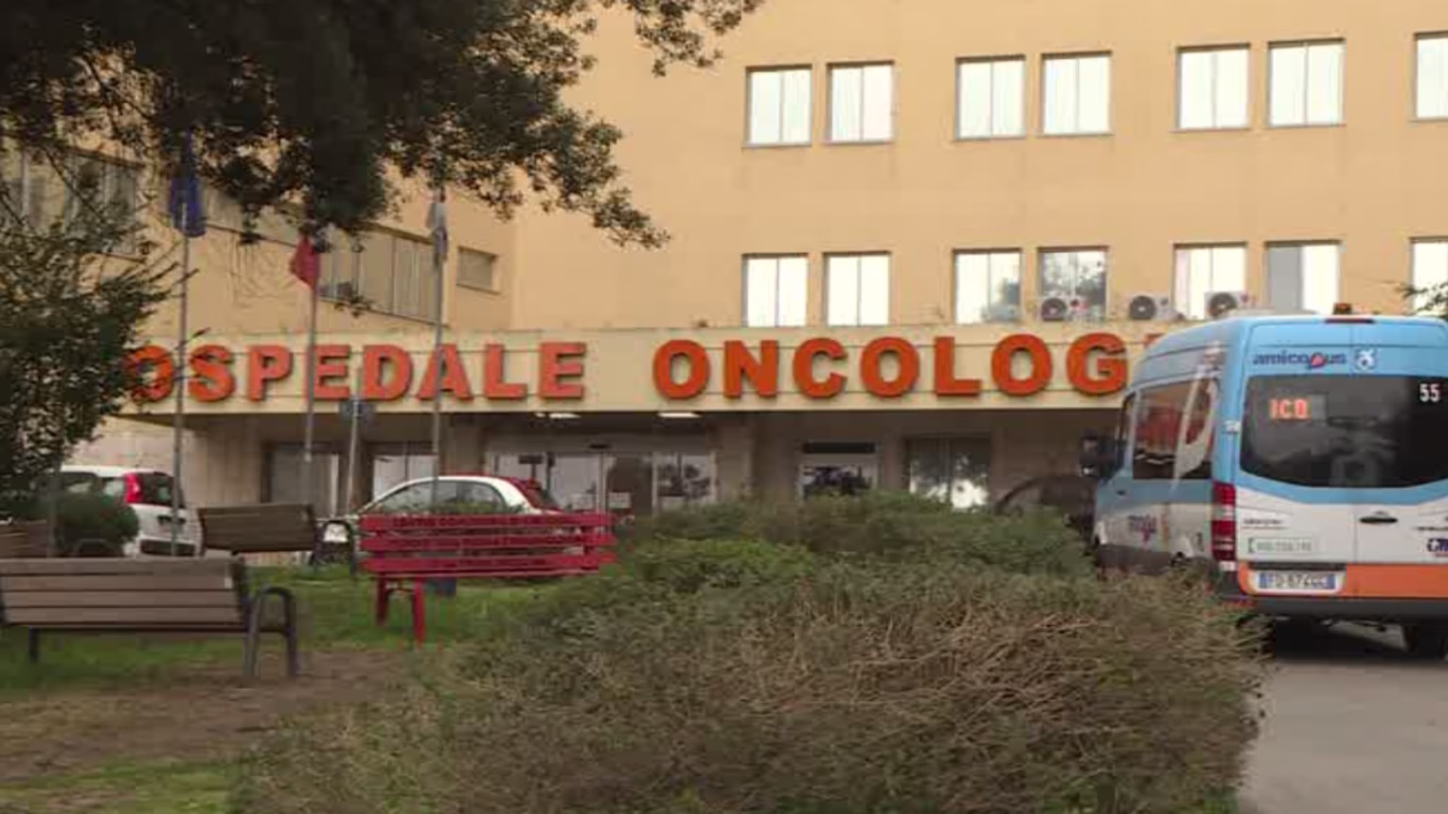 Tumori al seno, all’Oncologico di Cagliari liste d’attesa infinite: “Chi ha soldi lascia la Sardegna”
