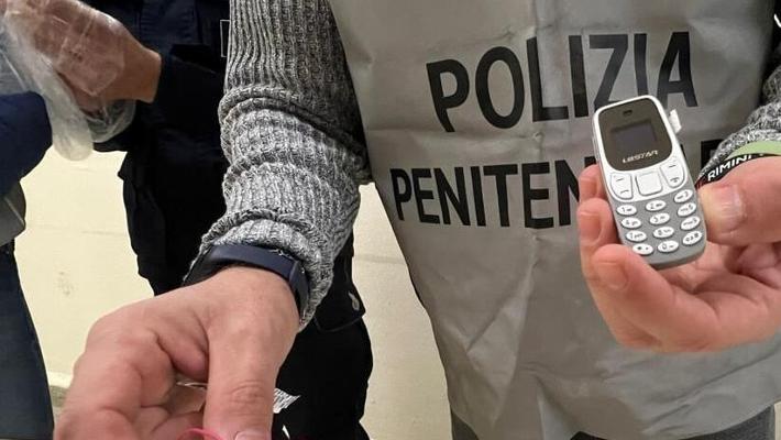 Uta, clamorosa scoperta in carcere: “Un camorrista col telefonino nelle celle dell’alta sicurezza”