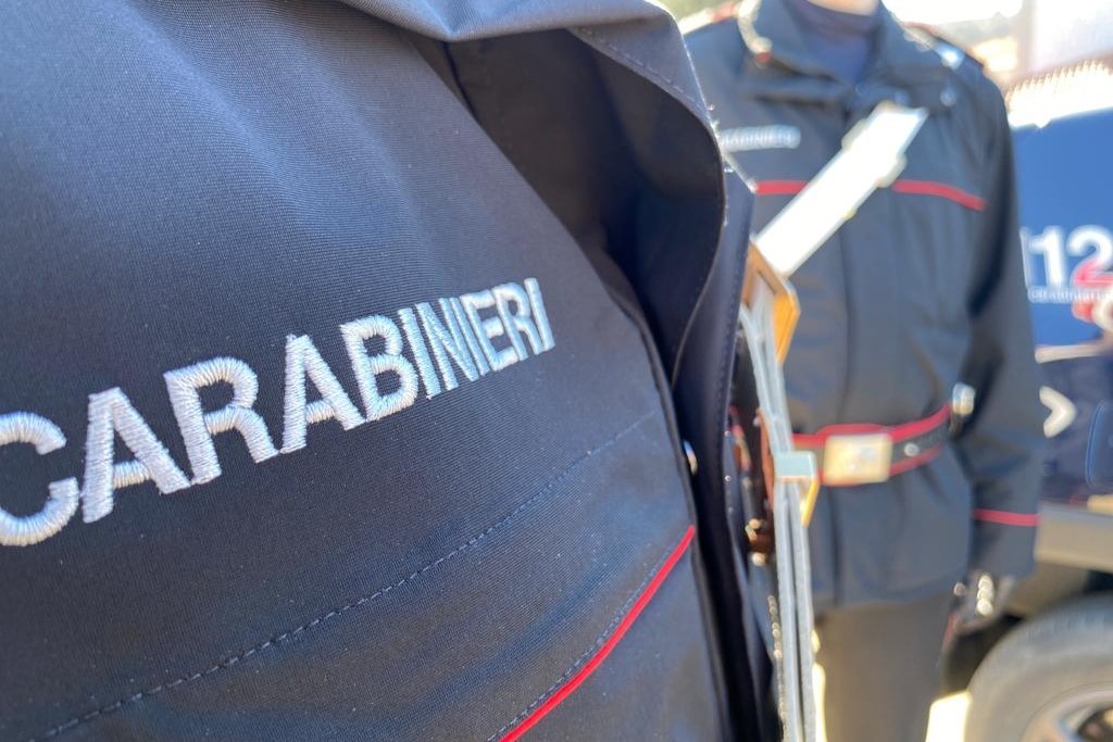 Sardegna, picchia e violenta per anni la compagna davanti al figlio: 32enne marocchino in carcere