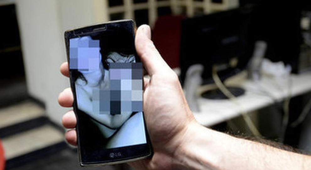 Gira video hot, ricatta per 7 anni la sua ex in Sardegna e le estorce 40mila euro