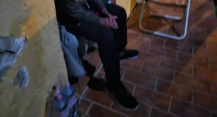 Assemini, dorme da tre settimane nel retro del piazzale della chiesa di San Cristoforo