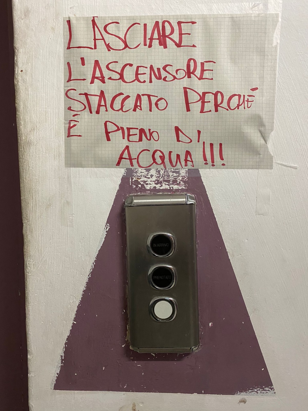 Cagliari, emergenza a Sant’Elia: la fogna esplode e i liquami allagano gli ascensori