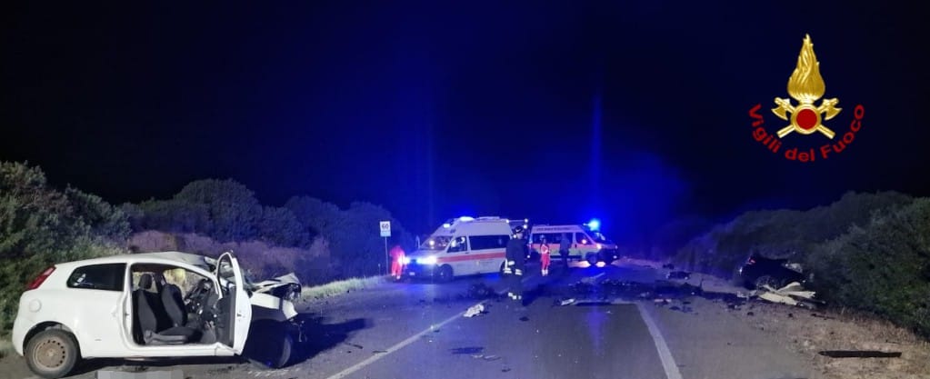 Frontale nella notte a Carbonia, morti un cuoco e un operaio
