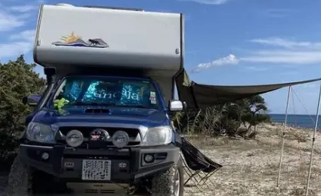 Turisti cafoni scatenati in Sardegna: 5 camper parcheggiati sulle dune in riva al mare