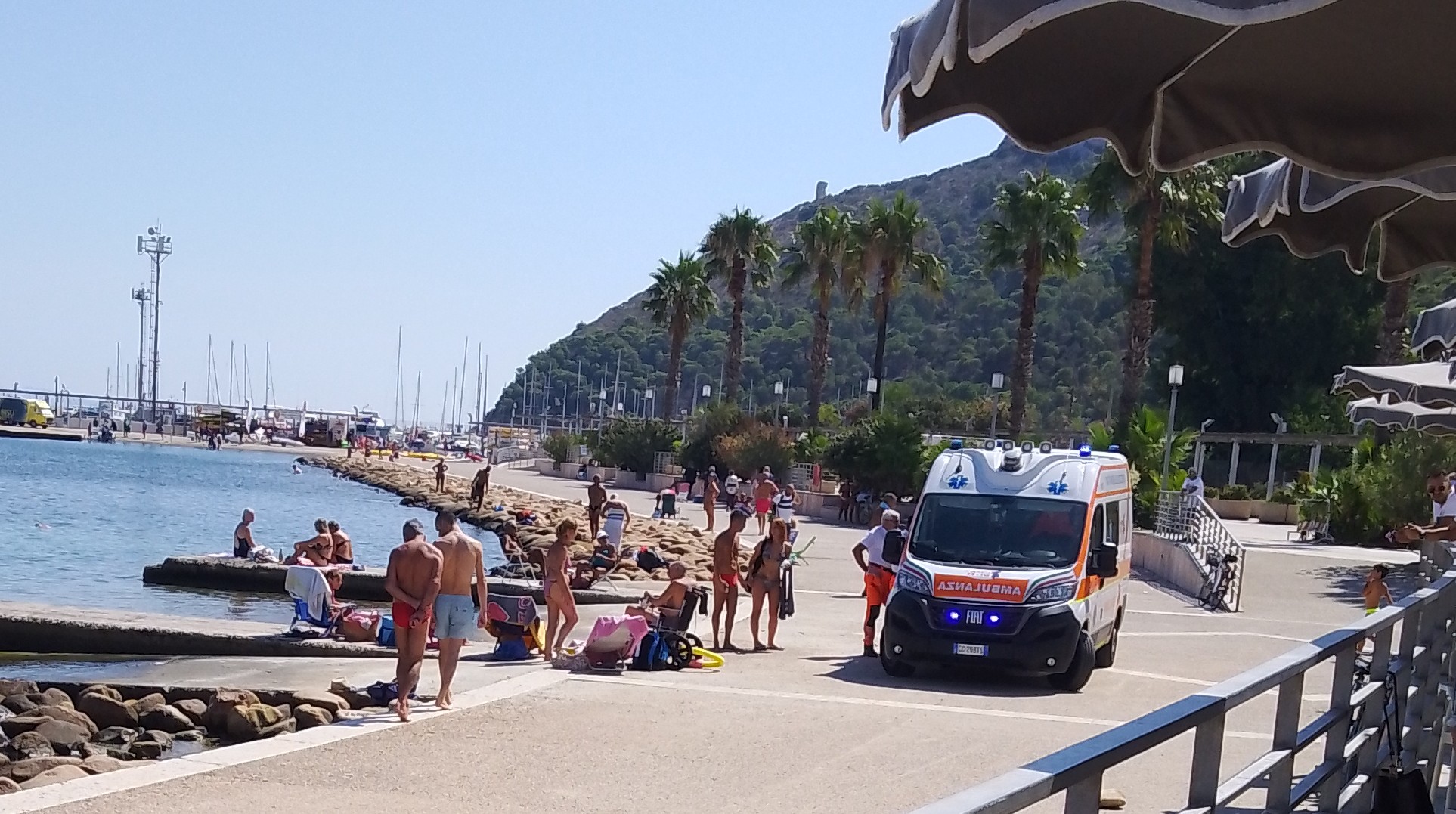 Cade e batte la testa nello scivolo, giovane soccorso a Marina Piccola