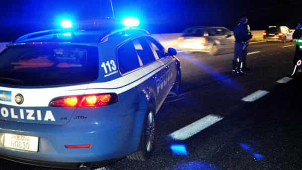Si ferma all’alt ma cerca di fuggire subito sulla Ss 131, dentro l’auto ha un chilo di coca: pusher in manette