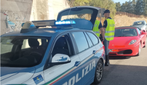 Ubriaco alla guida di una Ferrari sbanda sulla Ss 131, ritiro della patente per un turista tedesco