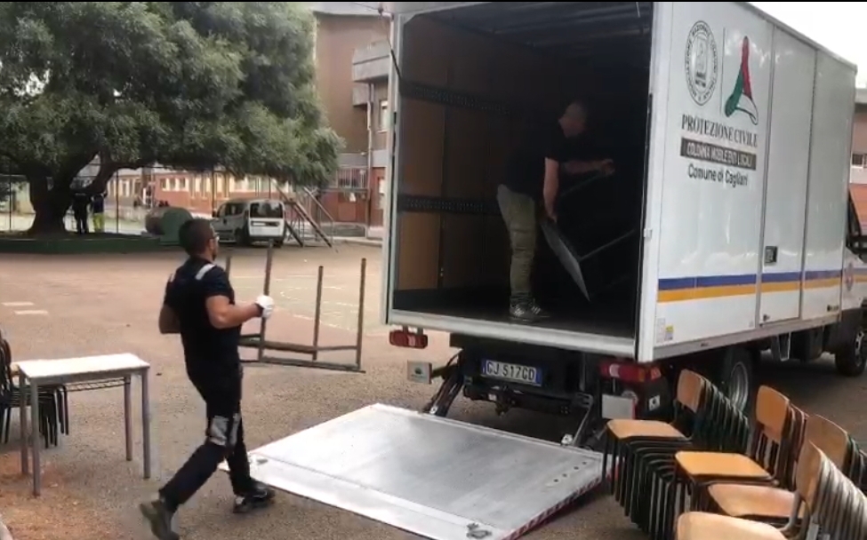 Cagliari, svolta in via Stoccolma: maxi trasloco di banchi e 200 sedie a Is Mirrionis (VIDEO)