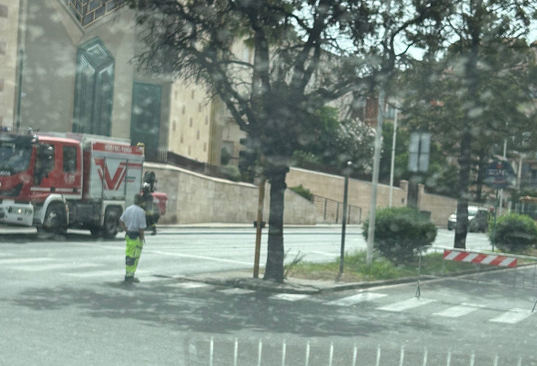 Tubo sotterraneo rotto durante i lavori, fuga di gas in pieno centro a Cagliari