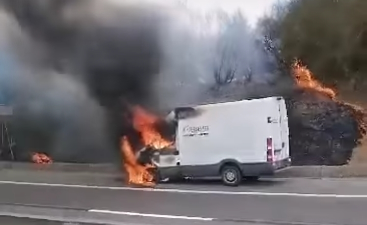 Sardara, un furgone prende fuoco lungo la 131 direzione Cagliari: le fiamme dal veicolo alla vegetazione