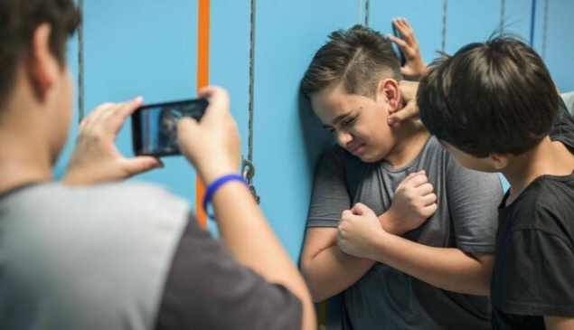 Ragazzo autistico accerchiato dal branco a Guspini, la mamma: “Insegnate il rispetto ai vostri figli”