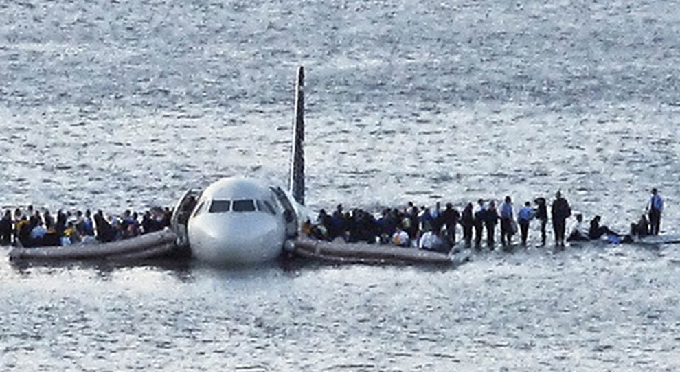 Aereo con 100 passeggeri e l’equipaggio giù nel mare della Sardegna