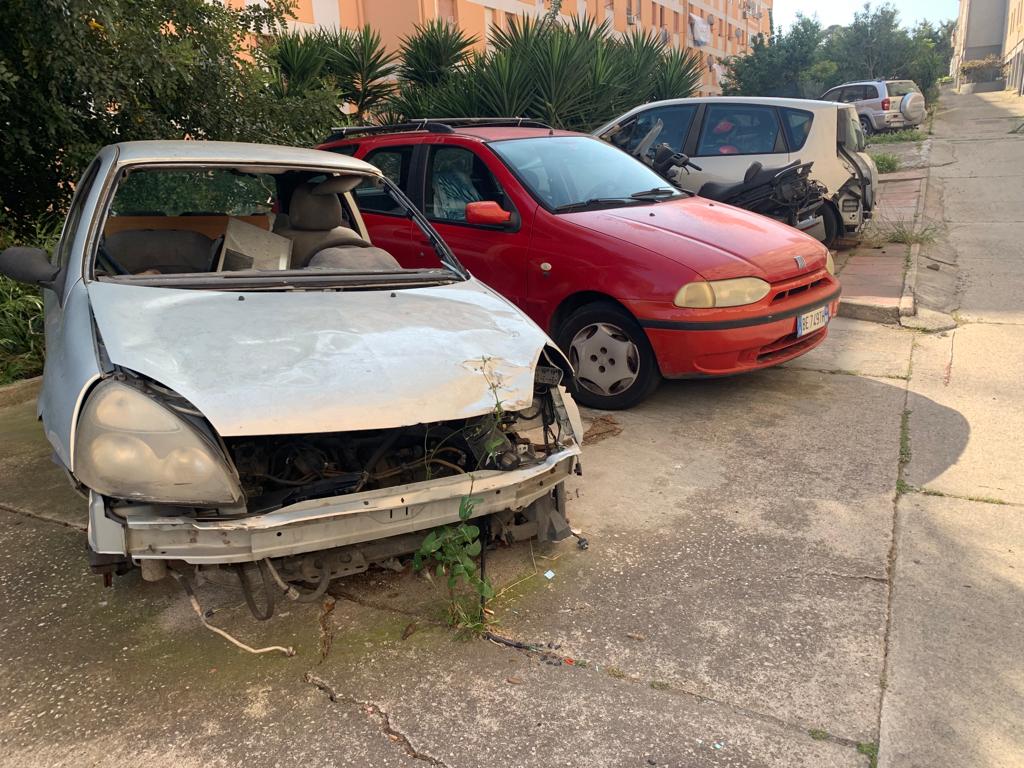 Emergenza auto abbandonate a Cagliari: “Carcasse nelle strade da Sant’Elia a Tuvumannu”