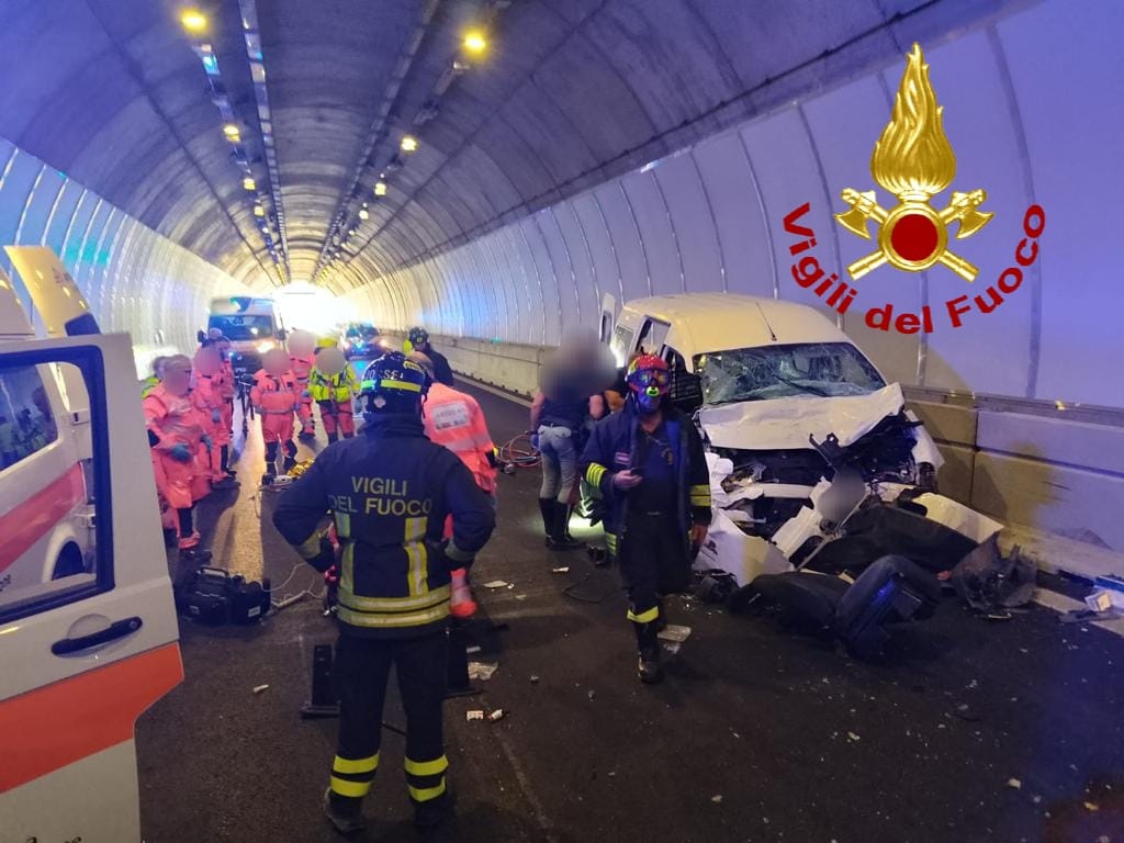 Terribile schianto in galleria sulla 131: tre feriti gravi estratti con le cesoie