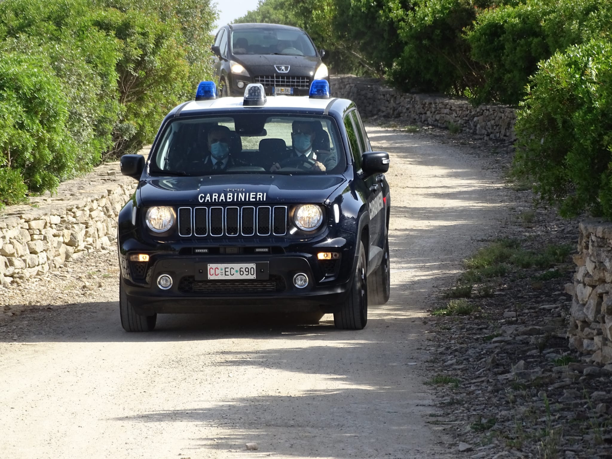 Perde il controllo del mezzo, colpisce un’auto e fugge: denunciato un pirata della strada a Baressa