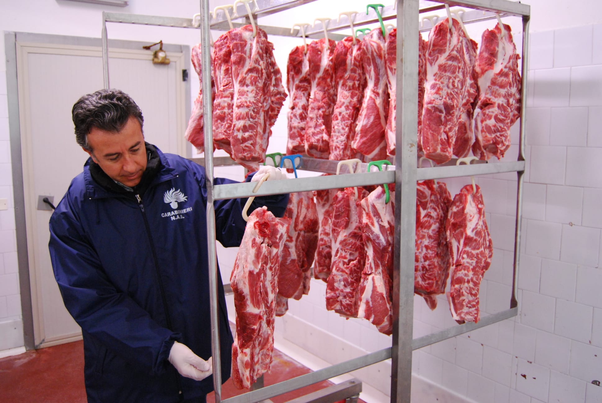 Blitz dei Nas in una macelleria di Cagliari: sequestrati quaranta chili di carne