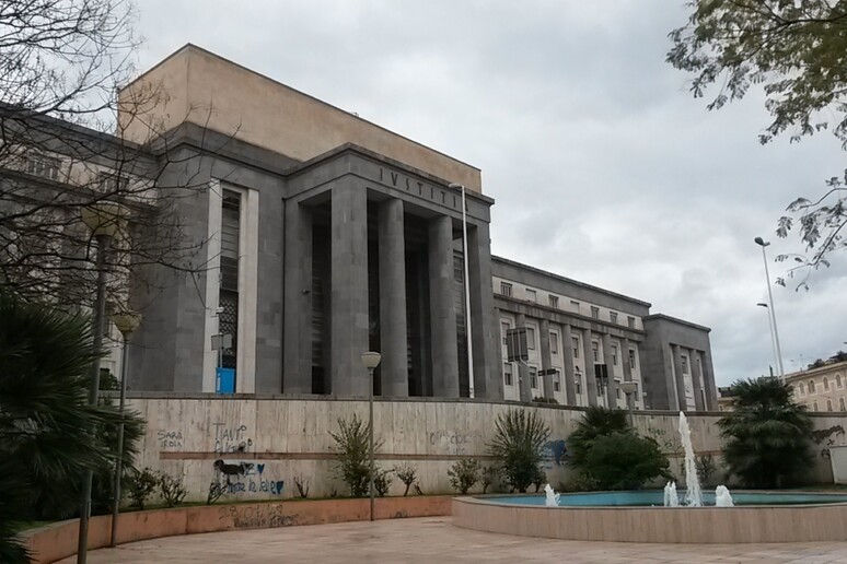 Cagliari, follia durante un processo: detenuto tenta la fuga e picchia un agente