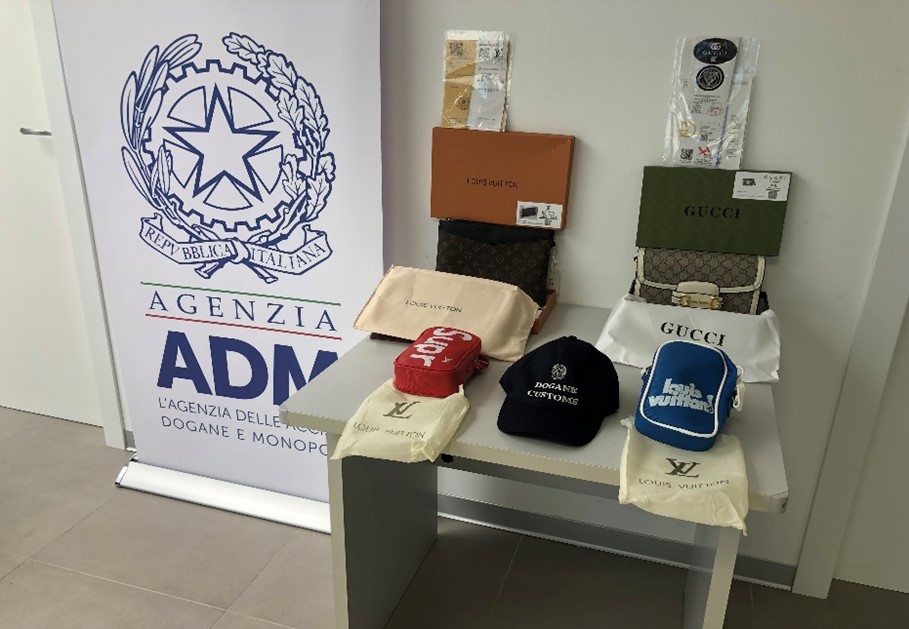 Alghero, in aeroporto spuntano le borse contraffatte: fermato un senegalese