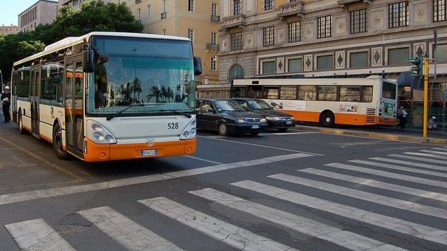 Studenti in rivolta a Monserrato: “I bus del Ctm sono troppo carichi e ignorano le fermate”