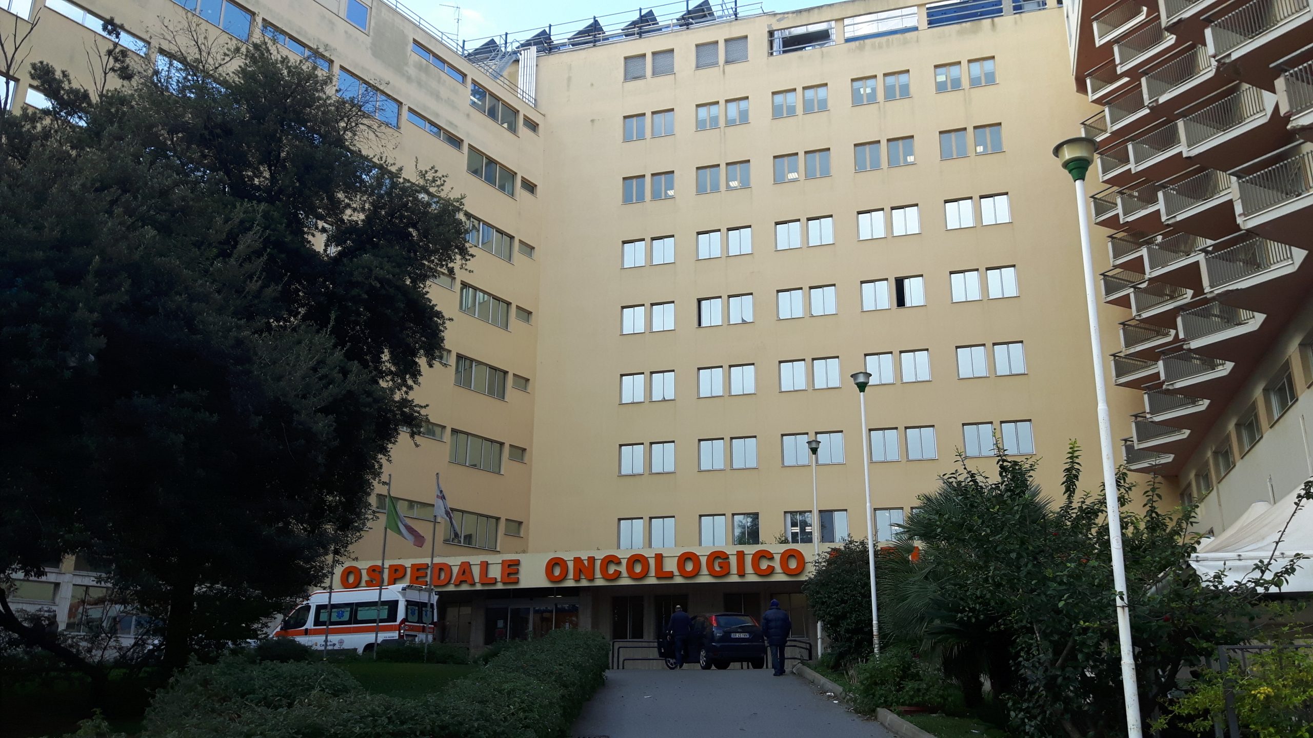 Tumori al seno, all’Oncologico di Cagliari liste d’attesa infinite: “Chi ha soldi lascia la Sardegna”