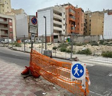 Cagliari, rivolta dei residenti in via Rossini: “Noi abbandonati tra spazzatura, buio e zero parcheggi”