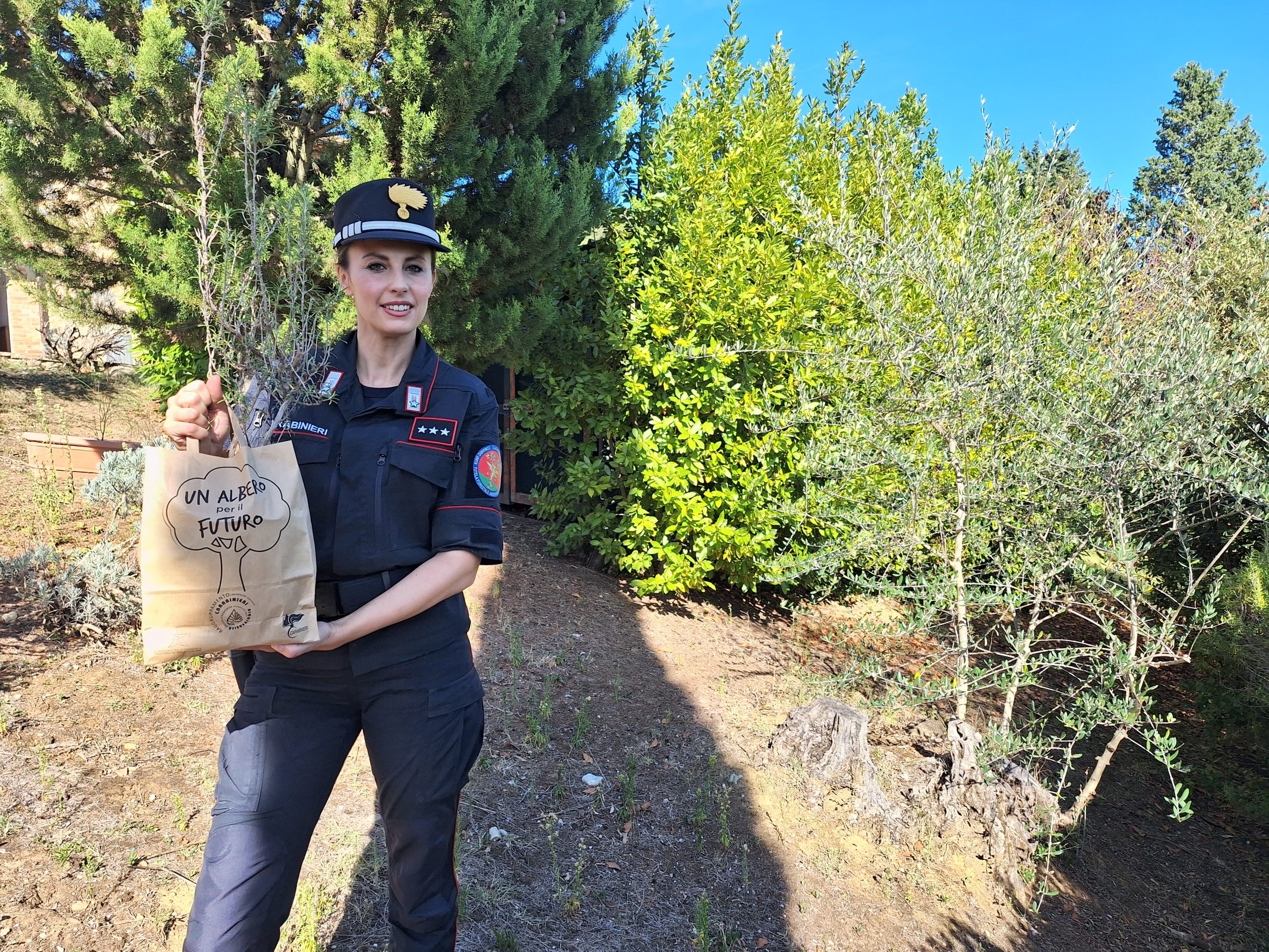 I carabinieri di Cagliari donano piante di corbezzolo al Ss. Trinità: “Simboli di salute”