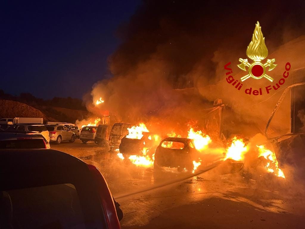 Devastante incendio a Olbia, concessionaria e auto avvolte dalle fiamme: ferito un operaio