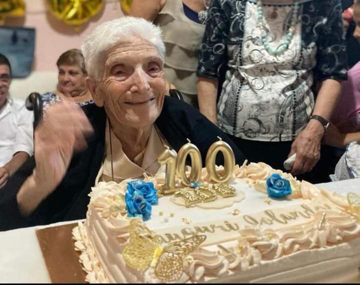 Pirri, grande festa per tzia Iolanda che spegne 100 candeline