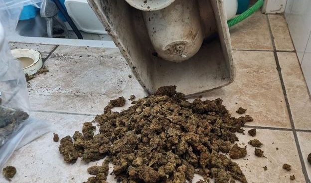 Droga nel wc a Maracalagonis, obbligo di dimora per Edoardo Vadilonga e il padre: “Lui non sapeva nulla”