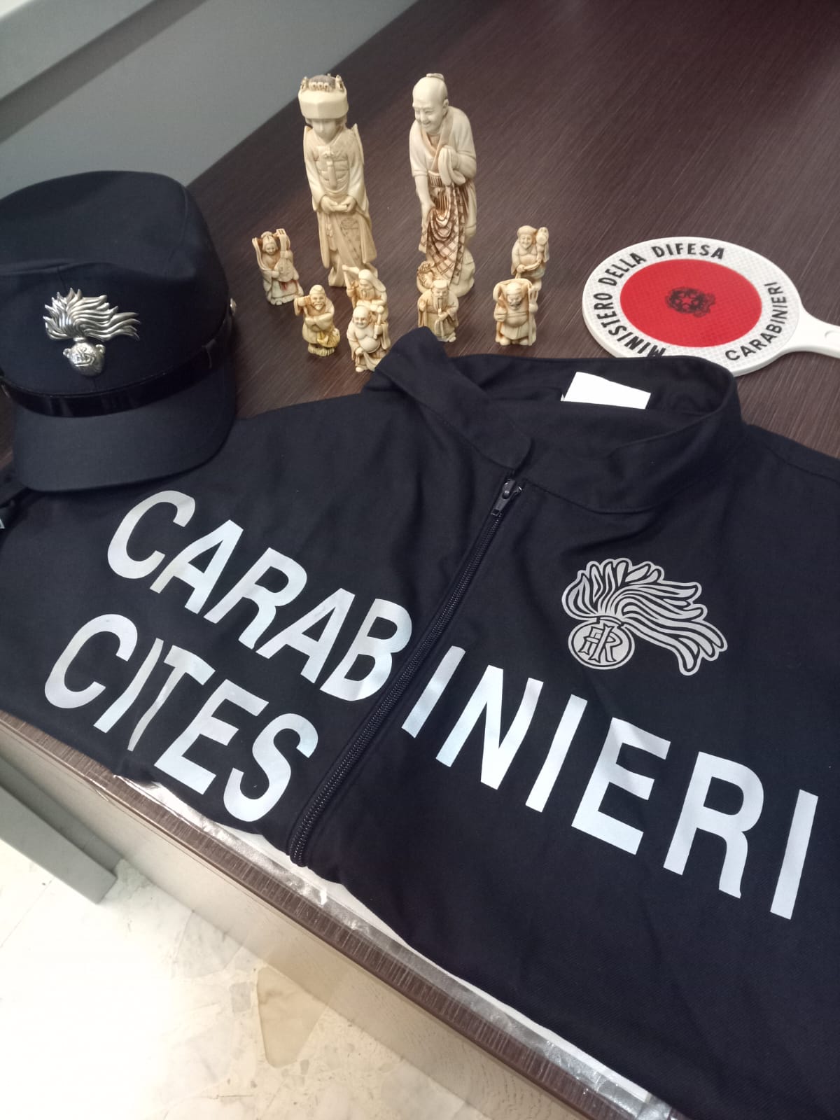 Cagliari, espone in vendita 9 statuine giapponesi in avorio: commerciante denunciata