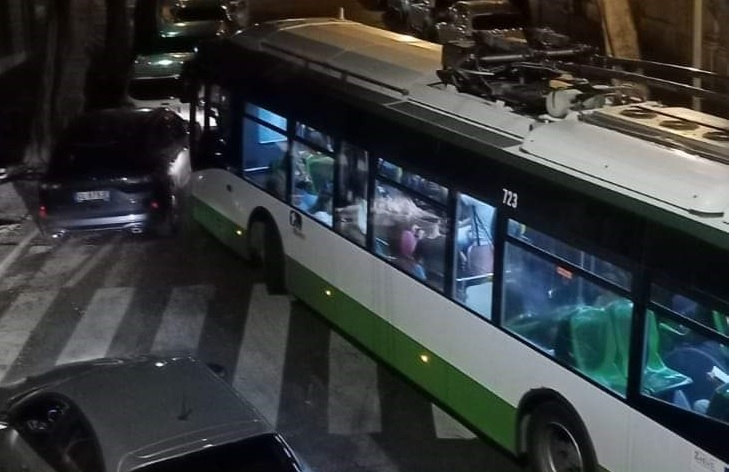 Cagliari, “niente rimozioni dopo le 22”: auto in divieto di sosta fa cambiare il percorso al bus Ctm