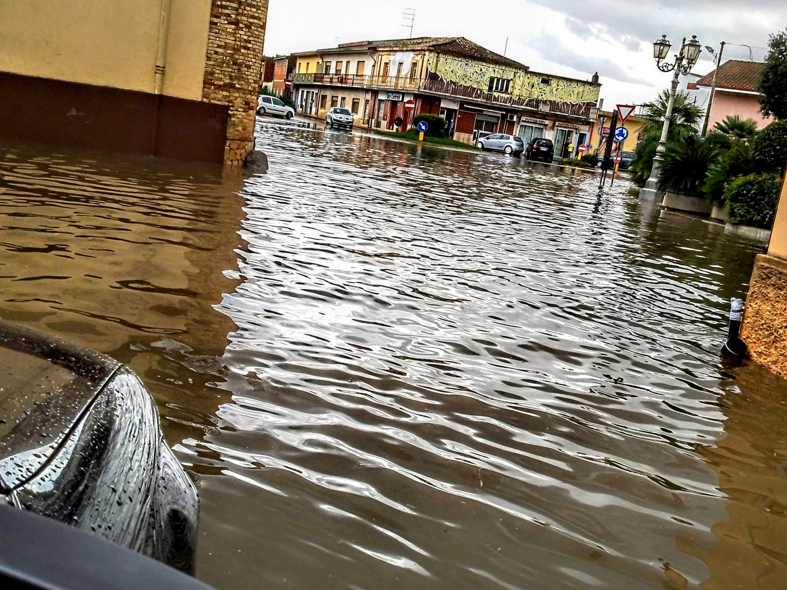 Samassi, piazza Italia sott’acqua: 20 minuti di pioggia abbondante e scattano gli allagamenti
