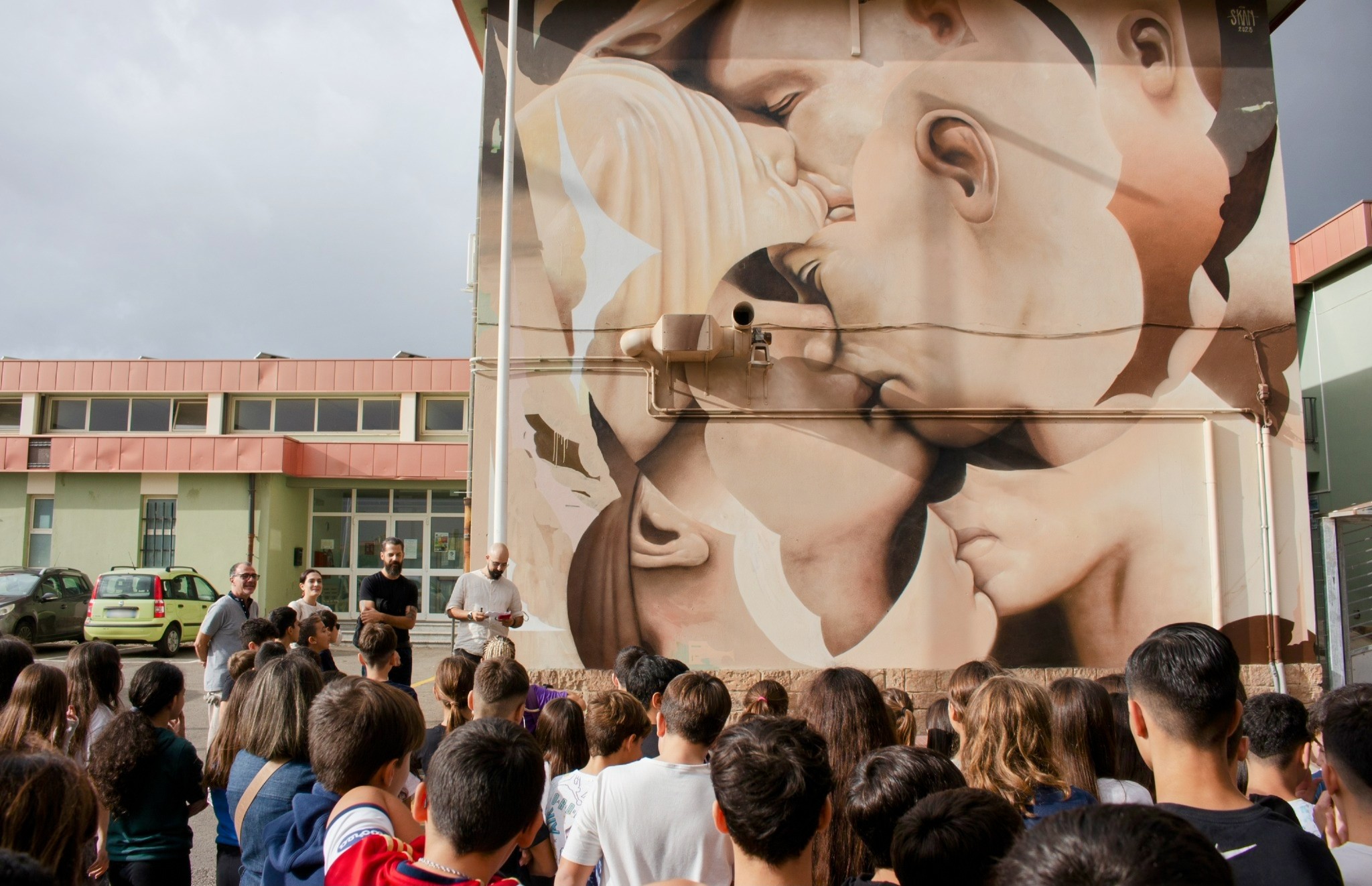 Sarroch, un bacio per regalare ai giovani studenti un sorriso o un’emozione