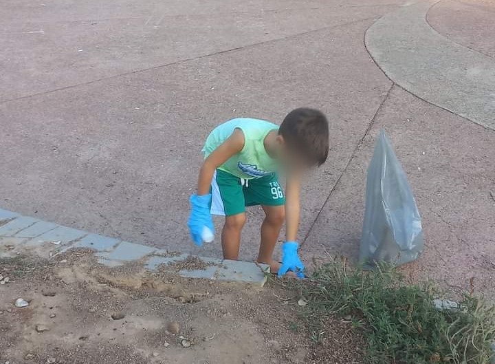 Decimomannu, festa di compleanno al parco: bottiglie e bicchieri ovunque, due bambini chiedono alle mamme guanti e sacchi per ripulire