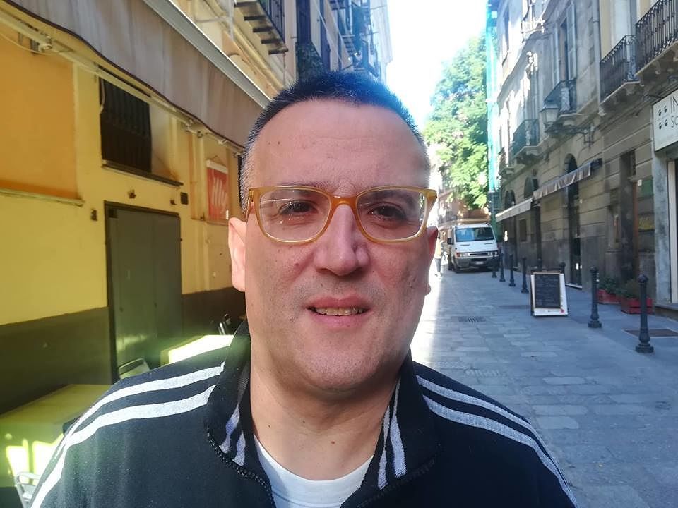 Cagliari, dolori lancinanti per una colica: “Visitato dopo 7 ore all’ospedale tra urla e caos”