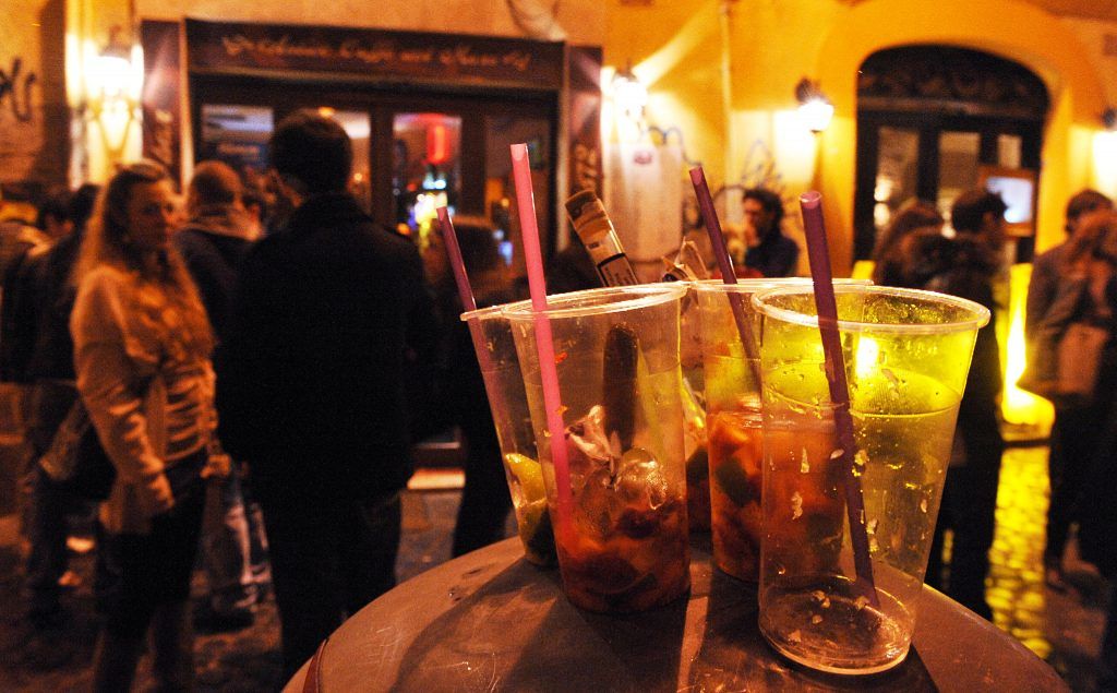 “Chi vuole tranquillità vada a vivere altrove”: guerra tra residenti e commercianti nel centro storico a Cagliari