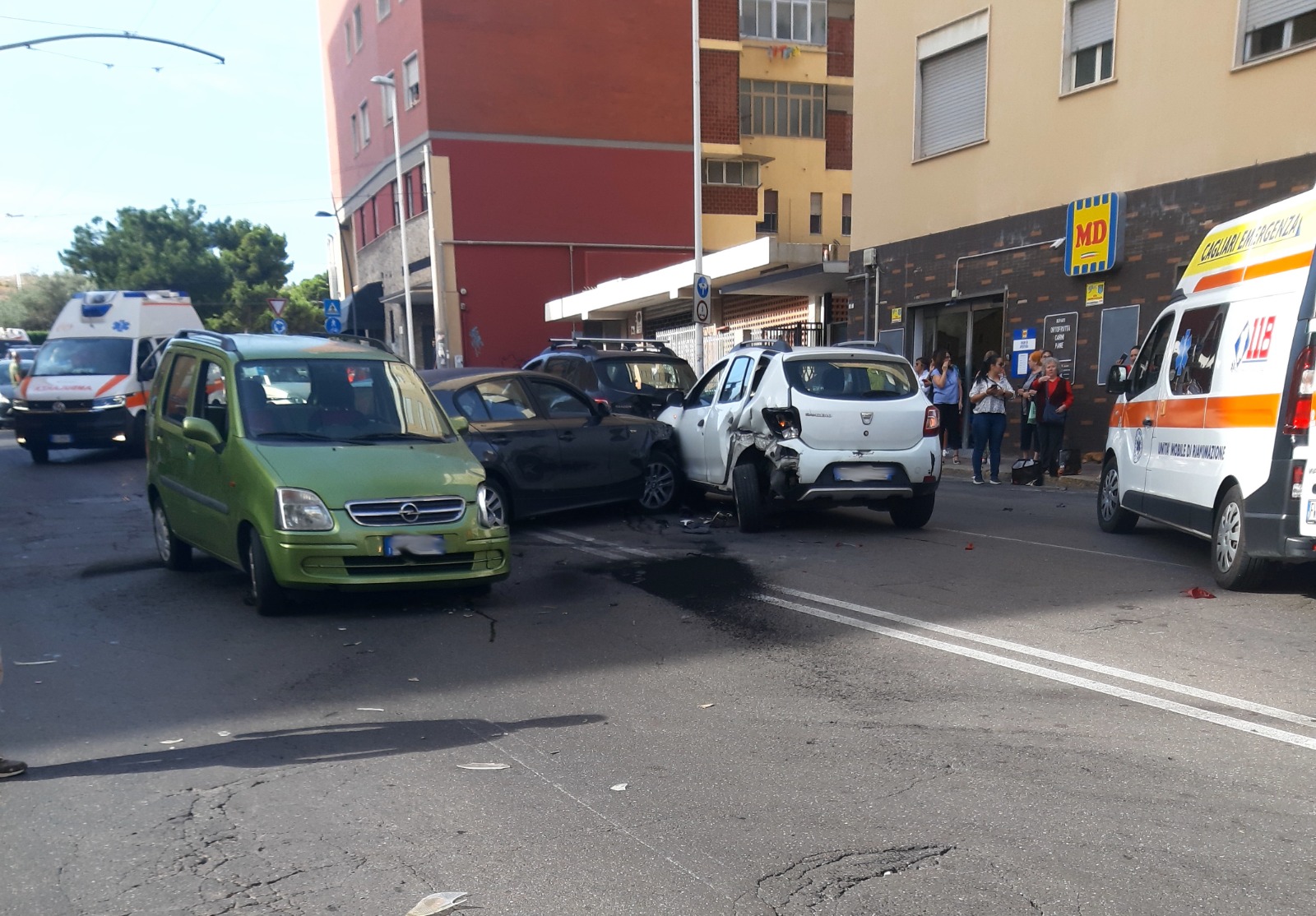 Cagliari, ha un malore alla guida e si schianta contro due auto: feriti e caos in via Cadello