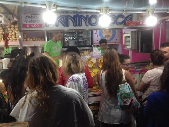 Cagliari, tavoli “mangiainpiedi” abusivi al Cavalluccio Marino: stop di sei giorni al camion bar “Baffo”