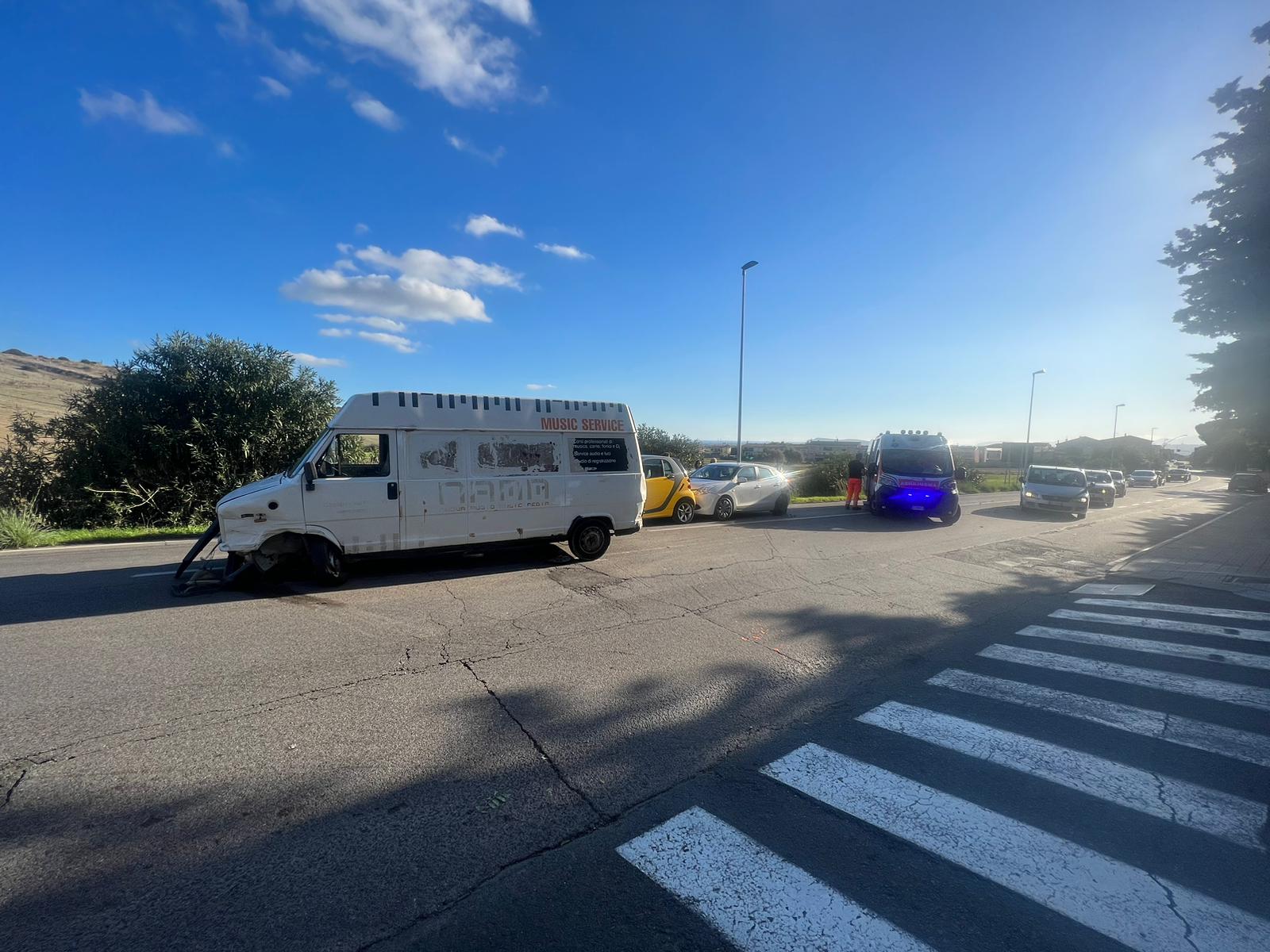 Settimo San Pietro, brutto schianto frontale tra un furgone e un’auto: due donne ferite