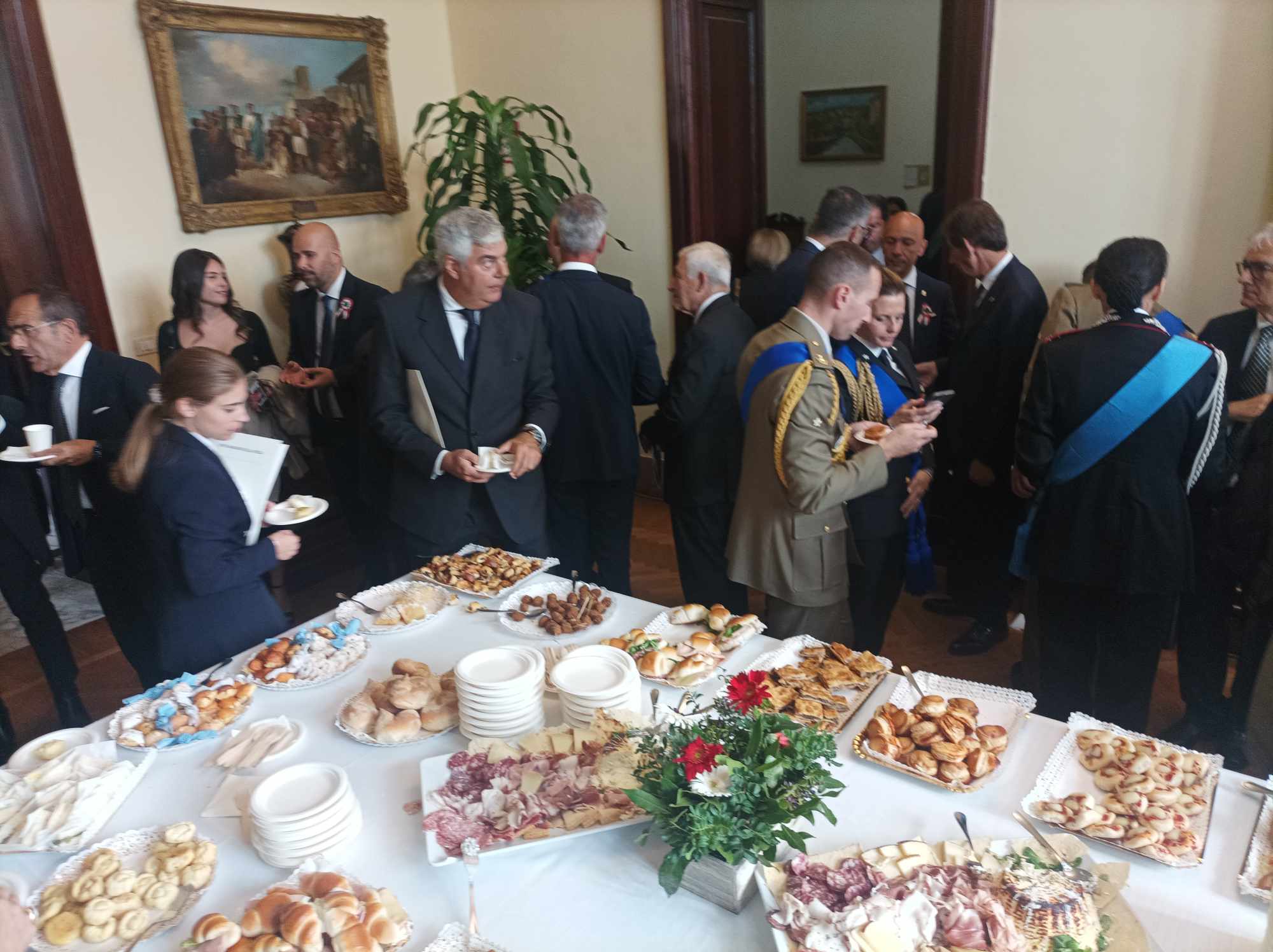 Il rinfresco al Comune di Cagliari dopo Mattarella: sindaci, consiglieri e militari al buffet da 17mila euro