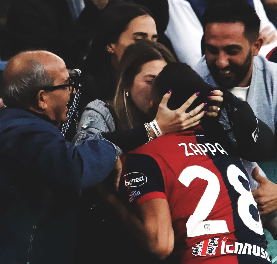 Cagliari, il gol decisivo e il bacio alla fidanzata: la Lega Serie A celebra Gabriele Zappa