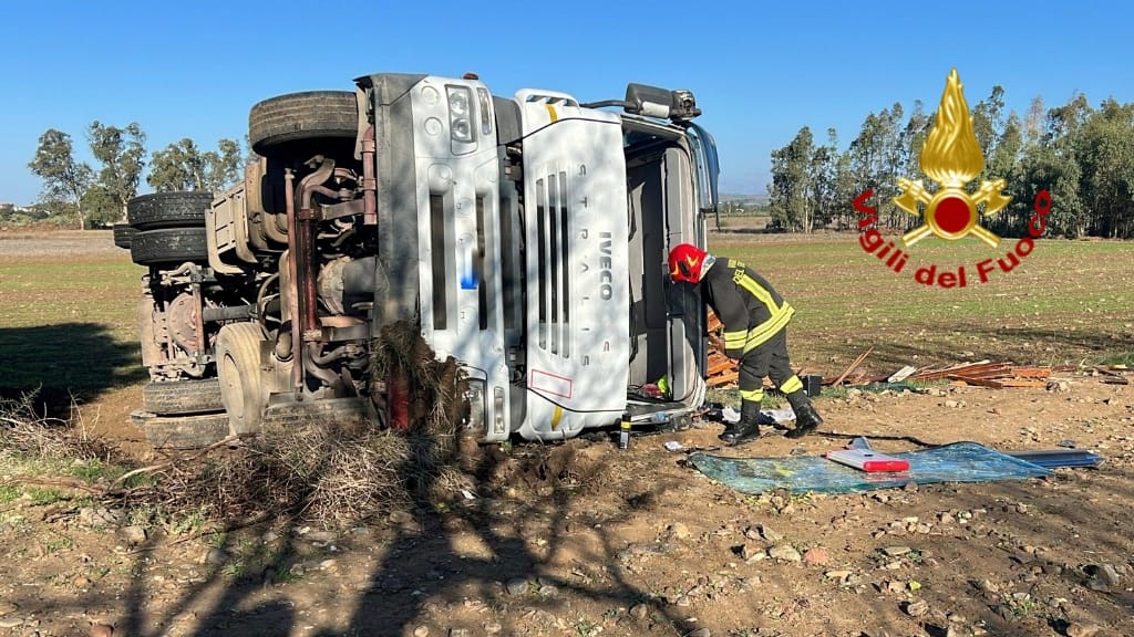 Ussana, camion esce di strada e si ribalta: ferito il conducente