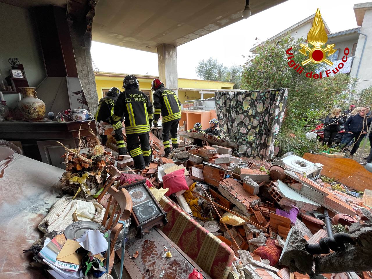 Scoppia la bombola del gas e la casa va a fuoco, dramma a Siniscola: tre donne ferite, sono gravissime