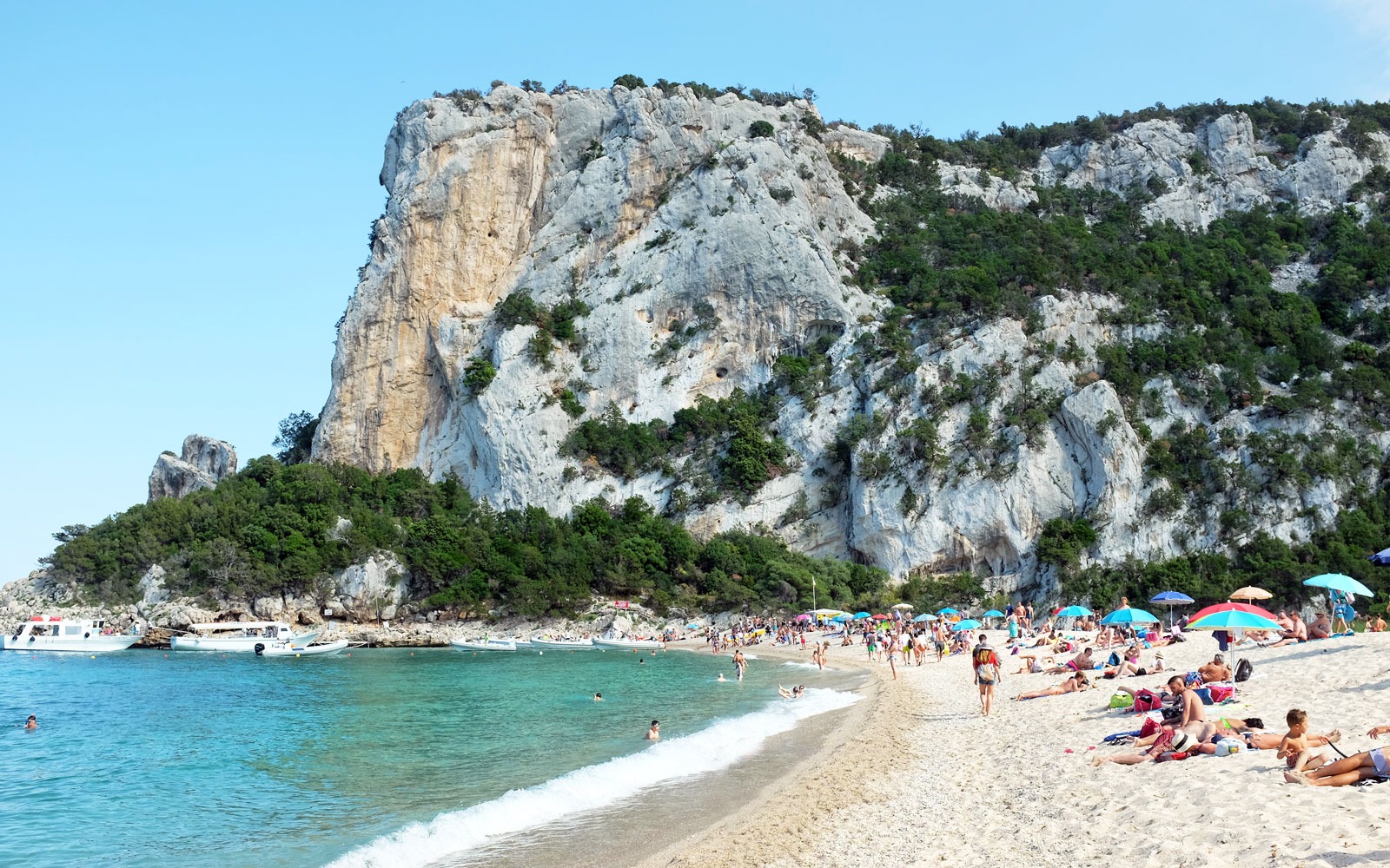 Stop all’assalto di barche e turisti: Cala Luna dal 2024 a numero chiuso