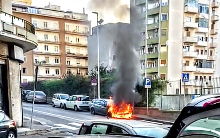 Paura a Cagliari, auto in corsa va a fuoco in via Tigellio